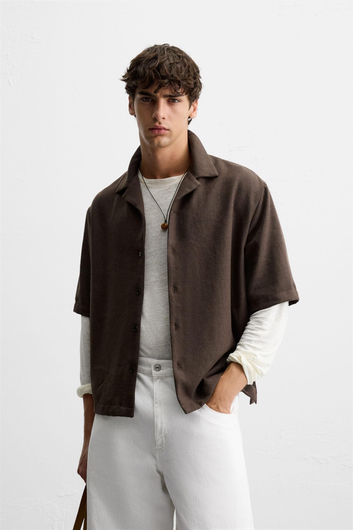 00706145700 a1 scaled پیراهن مردانه textured shirt از برند زارا یک انتخاب مدرن و شیک برای استایل روزمره و رسمی است. این پیراهن با طراحی مینیمال و دوخت حرفه‌ای، ترکیبی از راحتی و جذابیت را به همراه دارد. پارچه‌ی بافت‌دار آن جلوه‌ای خاص و متفاوت ایجاد می‌کند و به راحتی با شلوار جین، پارچه‌ای یا حتی کت ترکیب می‌شود. رنگ خنثی و کاربردی این پیراهن باعث می‌شود در موقعیت‌های مختلف از محل کار تا مهمانی‌های دوستانه قابل استفاده باشد. یقه کلاسیک و برش استاندارد، استایلی مرتب و خوش‌فرم به شما می‌بخشد. کیفیت بالای متریال و توجه به جزئیات، نشان‌دهنده اصالت و اعتبار برند zara است. این محصول برای آقایانی طراحی شده که به دنبال لباسی ساده اما تاثیرگذار هستند. با انتخاب پیراهن textured زارا، می‌توانید ظاهر حرفه‌ای و مدرنی داشته باشید و در عین حال از راحتی آن لذت ببرید. اگر به دنبال پیراهنی همه‌کاره، بادوام و استایلیش هستید، این گزینه می‌تواند انتخابی ایده‌آل برای کمد لباس شما باشد.