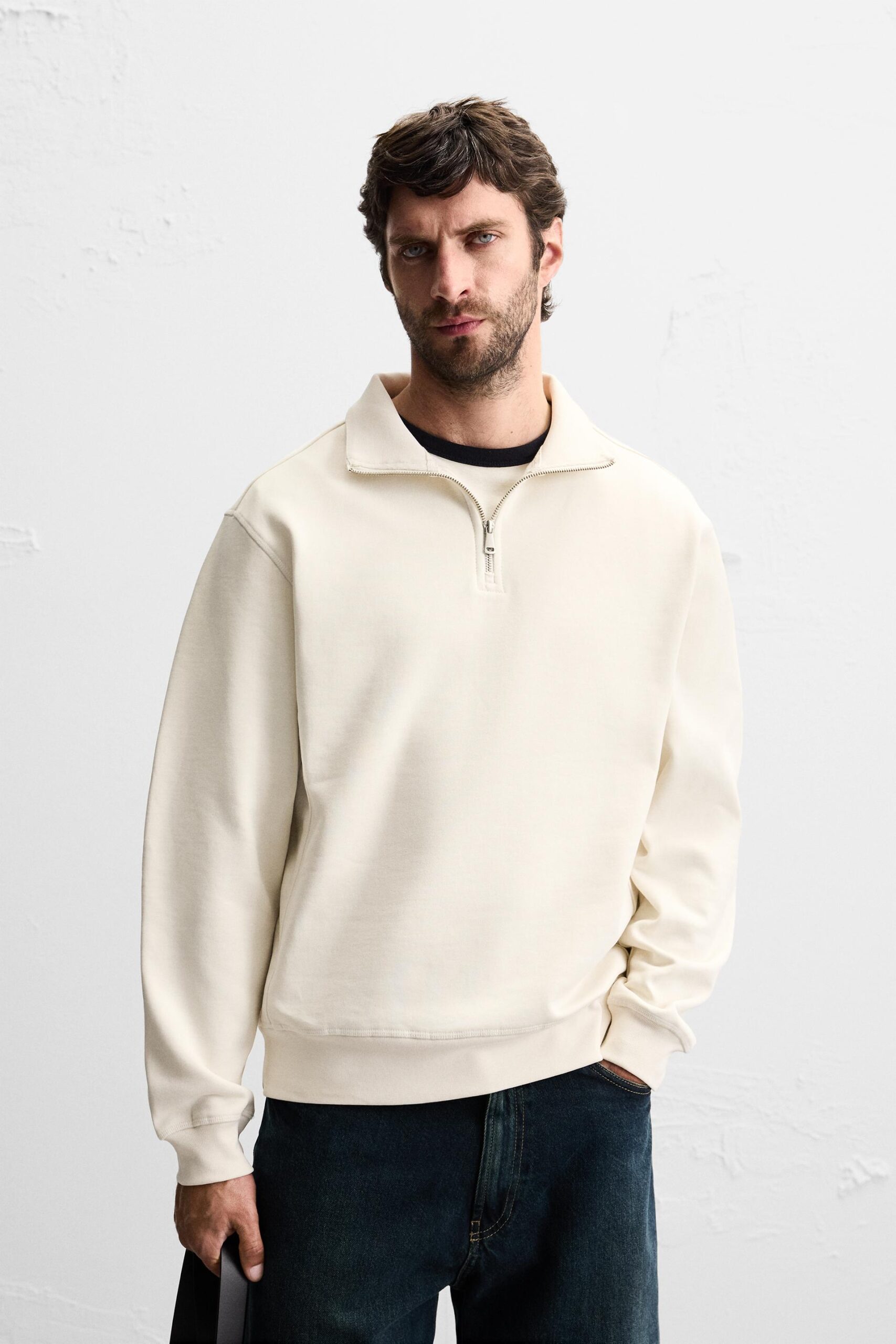 00761311251-A1 00761311251 a1 scaled سویشرت basic quarter zip sweatshirt از برند زارا، انتخابی ایدهآل برای استایل روزمره و کژوال است. این سویشرت با طراحی ساده و مدرن خود، ترکیبی از راحتی و شیکپوشی را به ارمغان میآورد. یقهی زیپی آن نهتنها جلوهای اسپرت و کاربردی به لباس میدهد، بلکه امکان تنظیم راحتی بیشتری را برای شما فراهم میسازد. از نظر جنس، این سویشرت با پارچهای نرم و تنفسپذیر طراحی شده که حس خوبی روی پوست ایجاد کرده و برای استفاده طولانیمدت مناسب است. رنگبندی کلاسیک و جذاب آن بهراحتی با انواع شلوار جین، اسلش یا حتی کتانیهای ساده ست میشود و استایلی مینیمال و در عین حال شیک به شما میبخشد. این سویشرت مناسب فصلهای پاییز و زمستان است و با فرم آزاد خود، آزادی حرکت کامل را فراهم میکند. Basic quarter zip sweatshirt یک گزینه مقرونبهصرفه و همهکاره برای افرادی است که به دنبال لباسی ساده، کاربردی و در عین حال مد روز از زارا هستند.