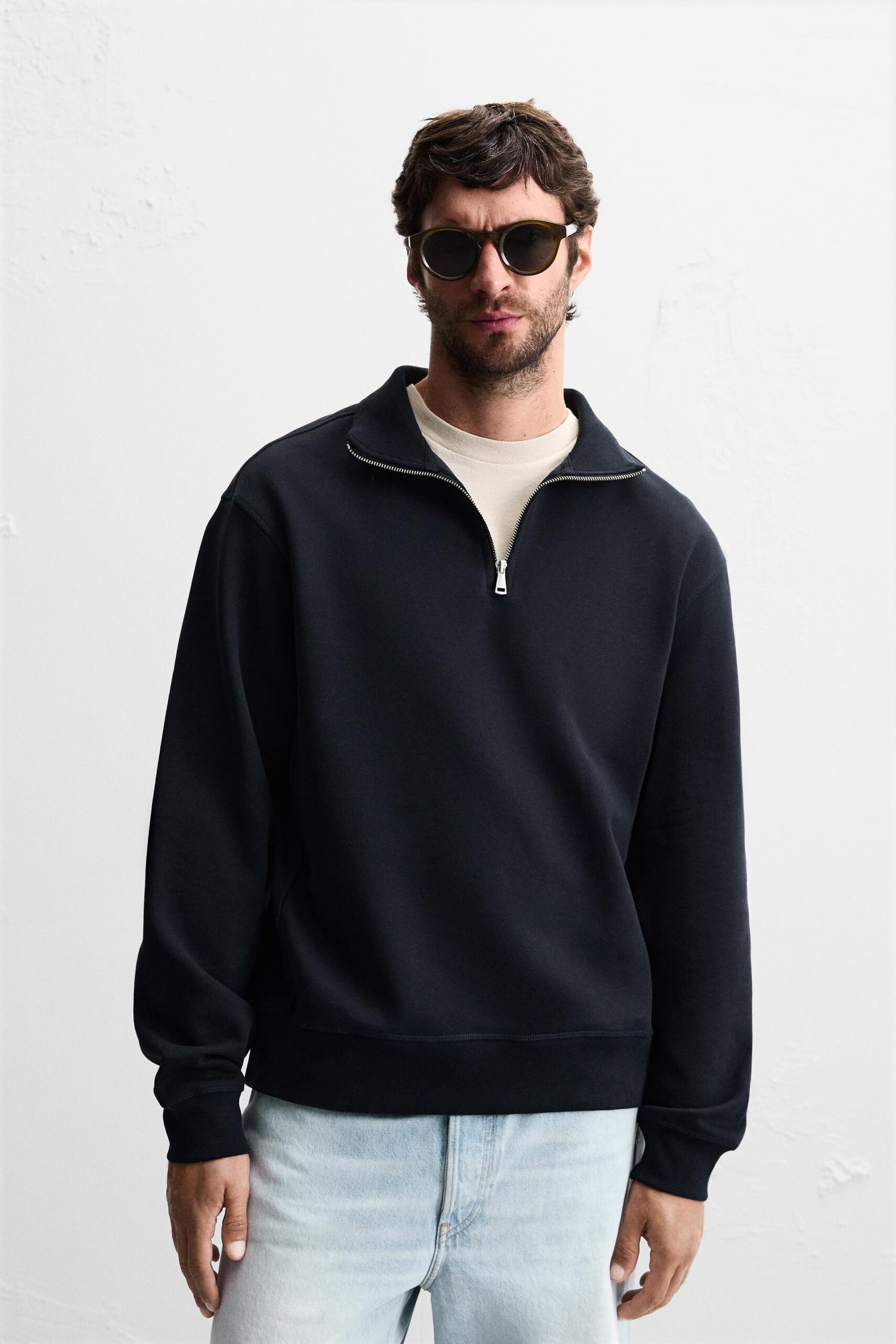 00761311401-A1 00761311401 a1 scaled سویشرت basic quarter zip sweatshirt از برند زارا، انتخابی ایدهآل برای استایل روزمره و کژوال است. این سویشرت با طراحی ساده و مدرن خود، ترکیبی از راحتی و شیکپوشی را به ارمغان میآورد. یقهی زیپی آن نهتنها جلوهای اسپرت و کاربردی به لباس میدهد، بلکه امکان تنظیم راحتی بیشتری را برای شما فراهم میسازد. از نظر جنس، این سویشرت با پارچهای نرم و تنفسپذیر طراحی شده که حس خوبی روی پوست ایجاد کرده و برای استفاده طولانیمدت مناسب است. رنگبندی کلاسیک و جذاب آن بهراحتی با انواع شلوار جین، اسلش یا حتی کتانیهای ساده ست میشود و استایلی مینیمال و در عین حال شیک به شما میبخشد. این سویشرت مناسب فصلهای پاییز و زمستان است و با فرم آزاد خود، آزادی حرکت کامل را فراهم میکند. Basic quarter zip sweatshirt یک گزینه مقرونبهصرفه و همهکاره برای افرادی است که به دنبال لباسی ساده، کاربردی و در عین حال مد روز از زارا هستند.