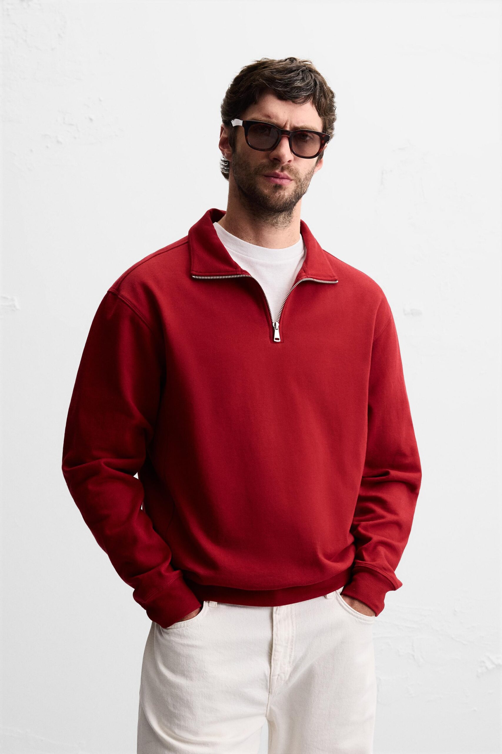 00761311600-A1 00761311600 a1 scaled سویشرت basic quarter zip sweatshirt از برند زارا، انتخابی ایدهآل برای استایل روزمره و کژوال است. این سویشرت با طراحی ساده و مدرن خود، ترکیبی از راحتی و شیکپوشی را به ارمغان میآورد. یقهی زیپی آن نهتنها جلوهای اسپرت و کاربردی به لباس میدهد، بلکه امکان تنظیم راحتی بیشتری را برای شما فراهم میسازد. از نظر جنس، این سویشرت با پارچهای نرم و تنفسپذیر طراحی شده که حس خوبی روی پوست ایجاد کرده و برای استفاده طولانیمدت مناسب است. رنگبندی کلاسیک و جذاب آن بهراحتی با انواع شلوار جین، اسلش یا حتی کتانیهای ساده ست میشود و استایلی مینیمال و در عین حال شیک به شما میبخشد. این سویشرت مناسب فصلهای پاییز و زمستان است و با فرم آزاد خود، آزادی حرکت کامل را فراهم میکند. Basic quarter zip sweatshirt یک گزینه مقرونبهصرفه و همهکاره برای افرادی است که به دنبال لباسی ساده، کاربردی و در عین حال مد روز از زارا هستند.