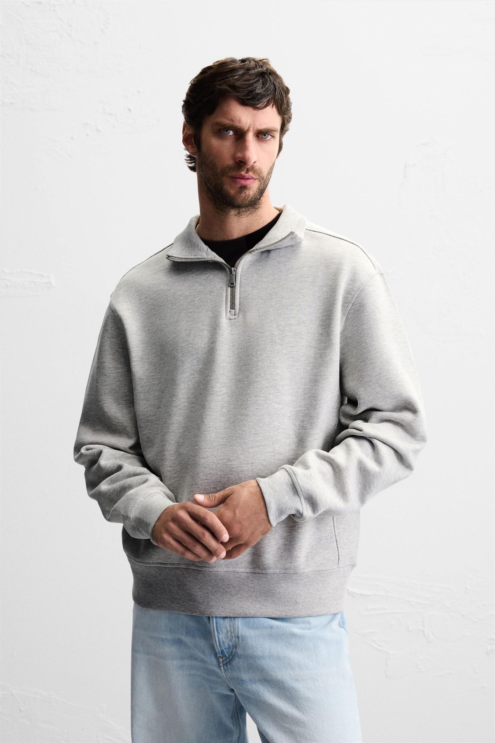 00761311803-A1 00761311803 a1 scaled سویشرت basic quarter zip sweatshirt از برند زارا، انتخابی ایدهآل برای استایل روزمره و کژوال است. این سویشرت با طراحی ساده و مدرن خود، ترکیبی از راحتی و شیکپوشی را به ارمغان میآورد. یقهی زیپی آن نهتنها جلوهای اسپرت و کاربردی به لباس میدهد، بلکه امکان تنظیم راحتی بیشتری را برای شما فراهم میسازد. از نظر جنس، این سویشرت با پارچهای نرم و تنفسپذیر طراحی شده که حس خوبی روی پوست ایجاد کرده و برای استفاده طولانیمدت مناسب است. رنگبندی کلاسیک و جذاب آن بهراحتی با انواع شلوار جین، اسلش یا حتی کتانیهای ساده ست میشود و استایلی مینیمال و در عین حال شیک به شما میبخشد. این سویشرت مناسب فصلهای پاییز و زمستان است و با فرم آزاد خود، آزادی حرکت کامل را فراهم میکند. Basic quarter zip sweatshirt یک گزینه مقرونبهصرفه و همهکاره برای افرادی است که به دنبال لباسی ساده، کاربردی و در عین حال مد روز از زارا هستند.