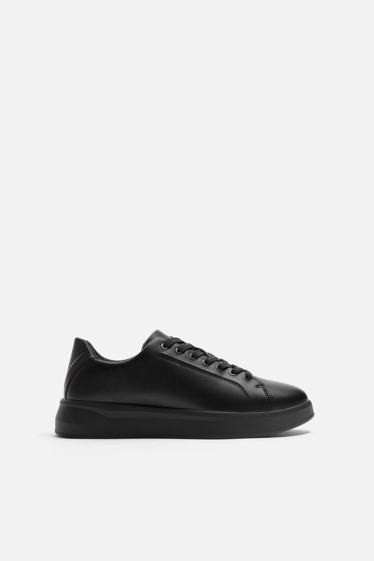 12204620800 e1 scaled کفش‌های اسپرت کلاسیک zara – monochrome chunky trainersاین کفش‌های اسپرت با طراحی بی‌زمانِ مونوکروم (سیاه یا سفید)، گزینه‌ای ایده‌آل برای هر استایل مدرن و کژوال هستند. دارای رویه‌ای صاف از 100% پلی‌اورتان، آستر داخلی از 100% پلی‌استر، و کفی/زبان از پلی‌اورتان یا پلی‌استر که راحتی و دوام را تضمین می‌کنند. کفی ضخیم و حجیم (chunky sole) به ظاهر مد روز و ایستایی بیشتر کمک می‌کنذ. این کفش‌ها هم برای پیاده‌روی شهری و هم برای سِت‌های خیابانی بسیار مناسبند. طراحی منوکروم (هم‌رنگی کامل با زبان و کفی) باعث می‌شود تا ظاهری هماهنگ و چشم‌نواز ایجاد شود، در حالی که ساختار ساده و بدون جزئیات اضافی، این مدل را در لیست اساسی‌ترین آیتم‌های هر کمد قرار می‌دهد. مناسب برای پوشش روزمره، استایل خیابانی یا اضافه کردن جلوه‌ای مدرن به تیپ‌های کلاسیک—با monochrome chunky trainers، راحتی و سبک هم‌زمان حضورتان را تضمین می‌کند