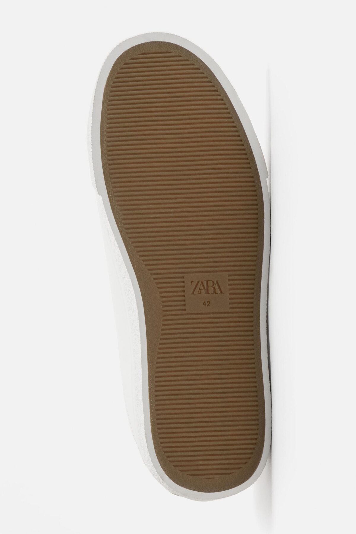 12209620001 e4 کتانی basic trainers زارا یک انتخاب ایده‌آل برای افرادی است که به دنبال ترکیب سادگی، راحتی و استایل مینیمال هستند. این کفش اسپرت با طراحی کلاسیک و رنگ‌های خنثی، به‌راحتی با انواع استایل‌های روزمره از شلوار جین و تی‌شرت تا لباس‌های نیمه‌رسمی ست می‌شود. رویه آن از مترم می‌کند. زیره مقاوم با خاصیت ضدلغزش، امنیت و تعادل را در سطوح مختلف حفظ می‌نماید. سبک ساده و بدون جزئیات اضافه این کتانی، آن را به گزینه‌ای همیشگی و پرکاربرد تبدیل کرده است که هیچ‌گاه از مد نمی‌افتد. مناسب برای پیاده‌روی، رفت‌وآمد روزانه یا حتی دورهمی‌های دوستانه، basic trainers زارا ترکیبی از کیفیت، زیبایی و کاربرد است که می‌تواند بخش ثابت کمد کفش هر فردی باشد. این مدل، انتخابی هوشمندانه برای استفاده طولانی‌مدت و استایلی شیک محسوب می‌شود. یال باکیفیت ساخته شده که دوام بالا و تهویه مناسب را تضمین می‌کند. کفی داخلی نرم و ارگونومیک، فشار را از روی پا کاهش داده و تجربه‌ای راحت در طول روز فراه