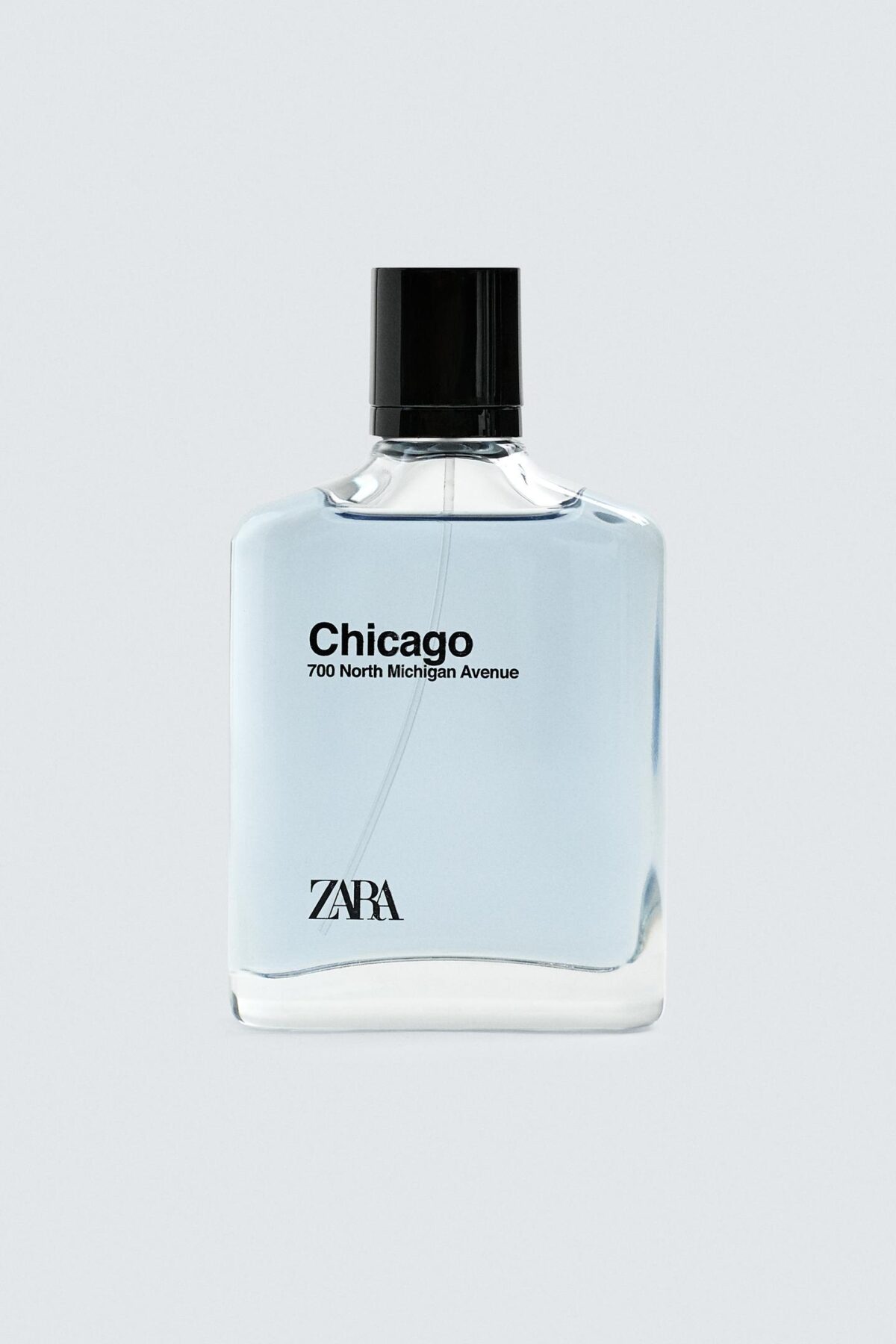 20210281999 e1 ادو تویلت zara chicago ۱۰۰ میلی‌لیتر، الهام‌گرفته از شور و انرژی شهری شیکاگو، با ترکیبی از تازگی مرکباتی گریپ‌فروت و عمق رزینی لبدانوم عرضه می‌شود. این رایحه‌ی جذاب با پایه‌ای از مشک گرم و فروزنده، تعادلی بین طراوت و پایداری ایجاد می‌کند – مناسب بُروز و هر روزه. با طراحی مدرن، متمایز و جذاب، chicago edt نماینده‌ای از جسارت و شخصیت شماست. این عطر برای آقایانی طراحی شده که دنبال تازگی هستند در حالی که می‌خواهند به یاد بمانند. محصول باکیفیت و مقرون‌به‌صرفه‌ای است که تجربه‌ی شهری مدرن و پویا را به زندگی روزمره می‌آورد. اگر به دنبال یک رایحه‌ی متعادل، جذاب و خاطره‌ساز هستید، zara chicago edt انتخاب ایده‌آل شماست.