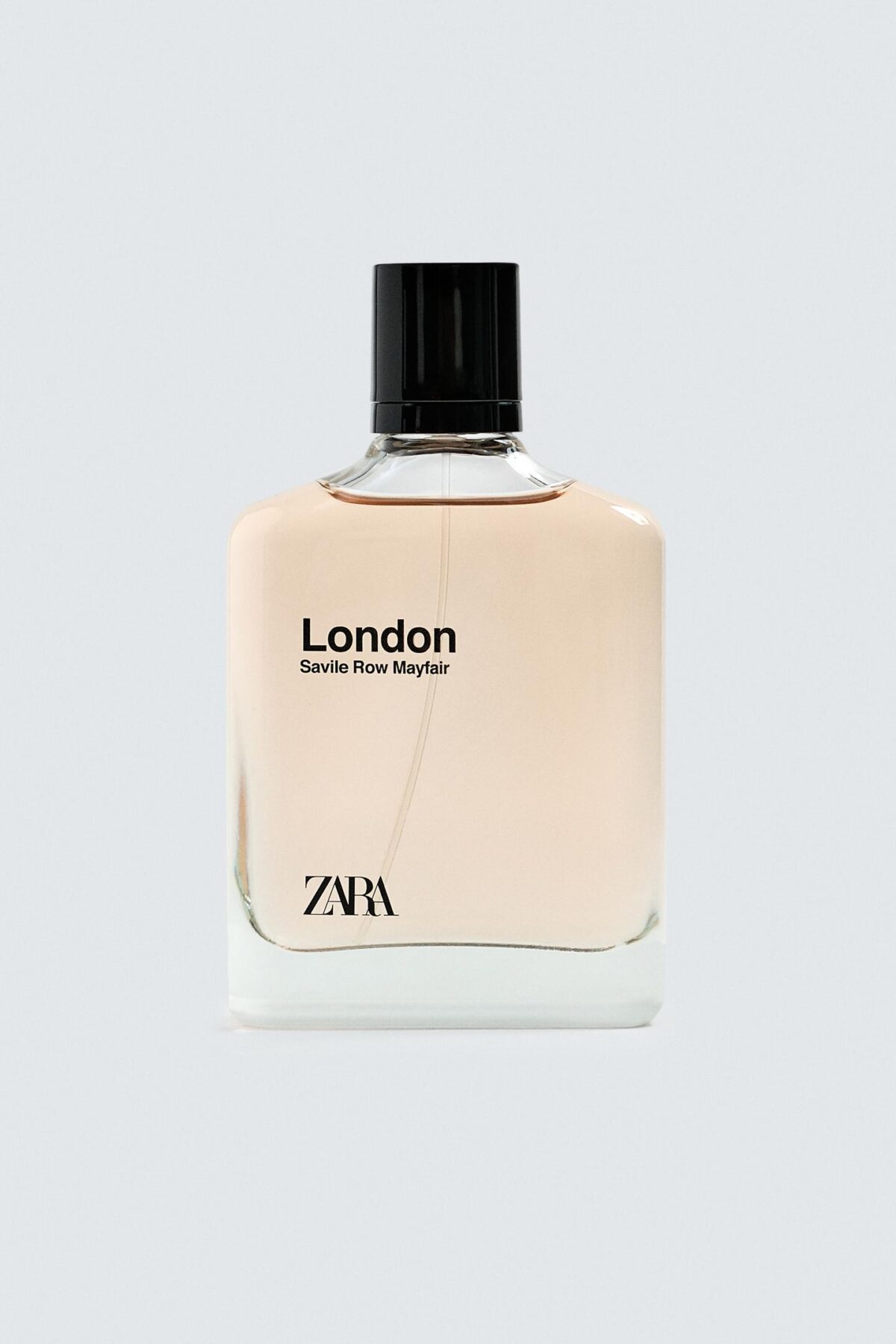 20210662999 e1 ادو تویلت zara london savile row mayfair 100 میلی‌لیتر، ترکیبی برجسته از تازگی و چوبی‌بودن است که با نت‌های رویایی مثل نعناع، زنبق و چوب صندل شما را در یک تجربه منحصر‌به‌فرد مردانه غرق می‌کند. این عطر با آغاز تازه و تقویت‌کننده نعناع، حس سرزندگی را در لحظه اول القا می‌کند. در قلب رایحه، زنبق با جلوه‌ای پودری و لطیف تعادل را به میان می‌آورد و چوب صندل در پایه با گرمای خاموش و ماندگاری بالا، عمق و شخصیت خاصی ایجاد می‌کند. ساخته‌ای مردانه، با شدت و دوام بالا، مناسب برای استفاده روزمره و لحظات خاص که در ذهن ماندگار می‌شود. فرمولاسیون استاندارد این edt نمایانگر شکوه خیابان‌های افسانه‌ای لندن—savile row mayfair—است؛ رایحه‌ای خوشبو، متعادل و ماندگار که مانند شخصیتی با اعتماد‌به‌نفس و ظرافت به‌یاد می‌ماند.
