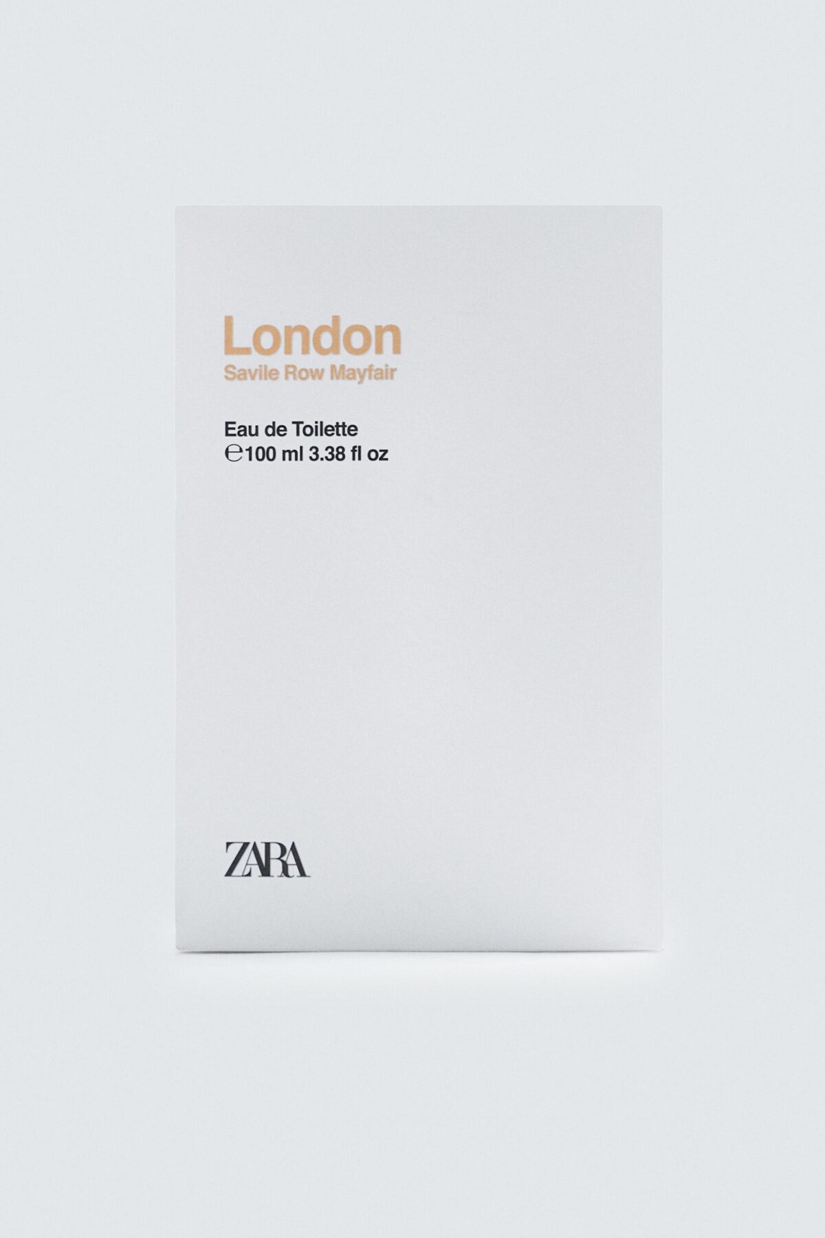 20210662999 e2 scaled ادو تویلت zara london savile row mayfair 100 میلی‌لیتر، ترکیبی برجسته از تازگی و چوبی‌بودن است که با نت‌های رویایی مثل نعناع، زنبق و چوب صندل شما را در یک تجربه منحصر‌به‌فرد مردانه غرق می‌کند. این عطر با آغاز تازه و تقویت‌کننده نعناع، حس سرزندگی را در لحظه اول القا می‌کند. در قلب رایحه، زنبق با جلوه‌ای پودری و لطیف تعادل را به میان می‌آورد و چوب صندل در پایه با گرمای خاموش و ماندگاری بالا، عمق و شخصیت خاصی ایجاد می‌کند. ساخته‌ای مردانه، با شدت و دوام بالا، مناسب برای استفاده روزمره و لحظات خاص که در ذهن ماندگار می‌شود. فرمولاسیون استاندارد این edt نمایانگر شکوه خیابان‌های افسانه‌ای لندن—savile row mayfair—است؛ رایحه‌ای خوشبو، متعادل و ماندگار که مانند شخصیتی با اعتماد‌به‌نفس و ظرافت به‌یاد می‌ماند.