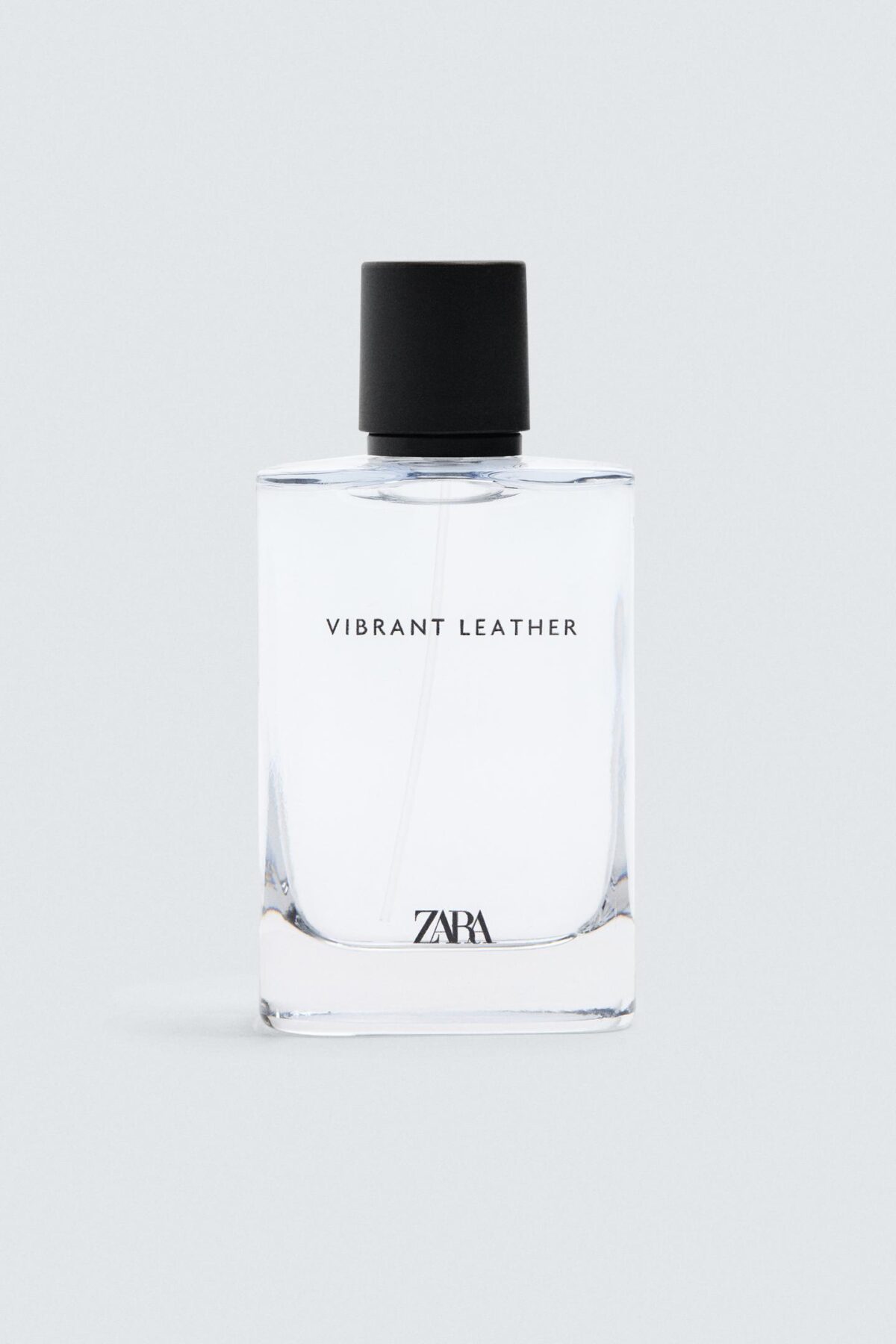 20210721999 e1 عطر مردانه/زنانه vibrant leather edp 100 ml از زارا ترکیبی بی‌نظیر از گرمای چوب و شدت چرم است. نت‌های پرتقالی ترنج و لیمو در آغاز، جلوه‌ای تازه و شاداب به این عطر می‌بخشند. در قلب ترکیب، ادغام نت‌های بامبو و چرم، حس مدرن و متفاوتی ایجاد می‌کند؛ و در پایان، پچولی و پاپیروس پایه‌ی غنی و اغواگرانه‌ای را فراهم می‌آورند این عطر با ساختار eau de parfum در حجم ۱۰۰ میلی‌لیتر، پخش بوی قوی و ماندگاری مناسبی دارد. بسته‌بندی شیک و مینیمال آن مناسب برای استفاده روزانه یا مناسبت‌های خاص است. مناسب برای کسانی که به دنبال عطری مدرن با روحی چوبی-چرمی هستند. ترکیب نت‌های مرکباتی، سبز و چوبی این محصول را به گزینه‌ای ایدئال برای افرادی تبدیل کرده که دنبال عطری متفاوت، شیک و جذاب با جلوه‌ای پرانرژی و کلاسیک می‌گردند