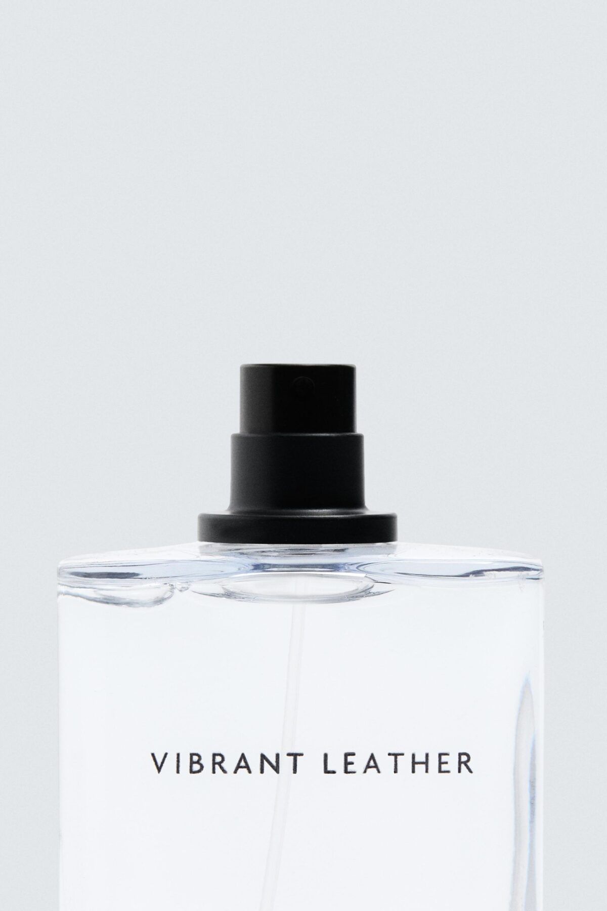 20210721999 e2 scaled عطر مردانه/زنانه vibrant leather edp 100 ml از زارا ترکیبی بی‌نظیر از گرمای چوب و شدت چرم است. نت‌های پرتقالی ترنج و لیمو در آغاز، جلوه‌ای تازه و شاداب به این عطر می‌بخشند. در قلب ترکیب، ادغام نت‌های بامبو و چرم، حس مدرن و متفاوتی ایجاد می‌کند؛ و در پایان، پچولی و پاپیروس پایه‌ی غنی و اغواگرانه‌ای را فراهم می‌آورند این عطر با ساختار eau de parfum در حجم ۱۰۰ میلی‌لیتر، پخش بوی قوی و ماندگاری مناسبی دارد. بسته‌بندی شیک و مینیمال آن مناسب برای استفاده روزانه یا مناسبت‌های خاص است. مناسب برای کسانی که به دنبال عطری مدرن با روحی چوبی-چرمی هستند. ترکیب نت‌های مرکباتی، سبز و چوبی این محصول را به گزینه‌ای ایدئال برای افرادی تبدیل کرده که دنبال عطری متفاوت، شیک و جذاب با جلوه‌ای پرانرژی و کلاسیک می‌گردند