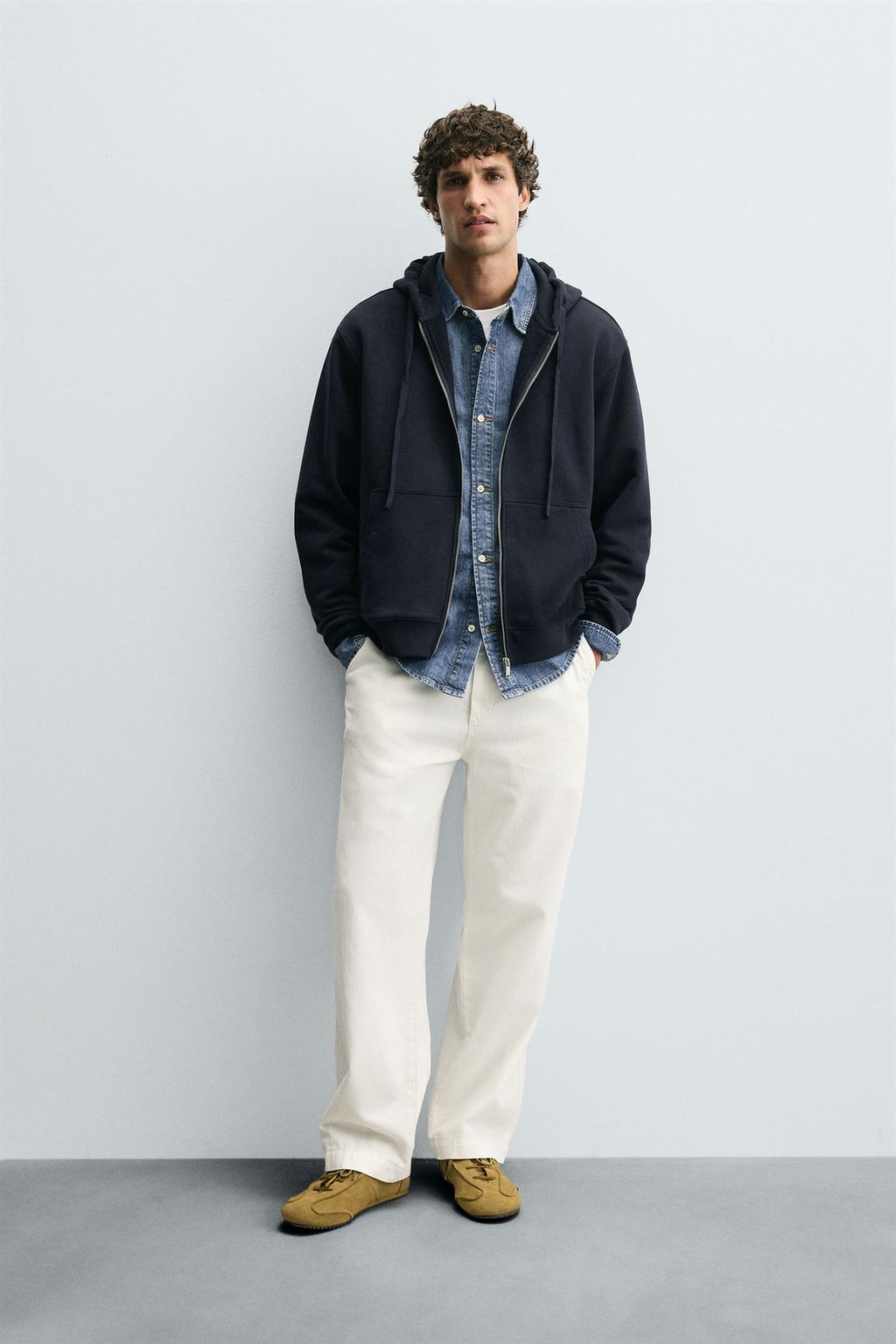 04092360401-P 04092360401 p هودی زیپی مردانه زارا یک انتخاب ایدهآل برای استایل روزمره و کژوال است. این محصول با طراحی ساده و کاربردی خود، راحتی و جذابیت را همزمان ارائه میدهد. جنس نرم و باکیفیت آن باعث میشود در تمام طول روز احساس راحتی داشته باشید. وجود زیپ در قسمت جلو امکان پوشیدن آسان و ترکیب راحت با تیشرت یا پیراهن را فراهم میکند. همچنین کلاه تعبیهشده روی این هودی، علاوه بر ایجاد ظاهری مدرن، برای روزهای خنک سال بسیار کاربردی است. جزئیات دوخت دقیق و فرم استاندارد لباس، آن را به گزینهای مناسب برای افراد خوشاستایل تبدیل کرده است. هودی زیپی زارا قابلیت ست شدن با شلوار جین، اسلش یا حتی شلوارهای نیمهرسمی را دارد و به شما این امکان را میدهد در موقعیتهای مختلف ظاهری متناسب و شیک داشته باشید. این محصول ترکیبی عالی از راحتی و استایل است که میتواند جایگاه ثابتی در کمد لباس شما داشته باشد و گزینهای مناسب برای استفاده روزانه و یا موقعیتهای غیررسمی به شمار رود.