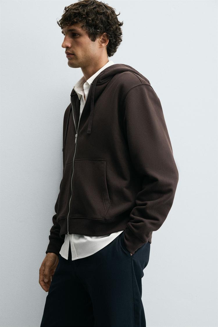 04092360716-A5 04092360716 a5 هودی زیپی مردانه زارا یک انتخاب ایدهآل برای استایل روزمره و کژوال است. این محصول با طراحی ساده و کاربردی خود، راحتی و جذابیت را همزمان ارائه میدهد. جنس نرم و باکیفیت آن باعث میشود در تمام طول روز احساس راحتی داشته باشید. وجود زیپ در قسمت جلو امکان پوشیدن آسان و ترکیب راحت با تیشرت یا پیراهن را فراهم میکند. همچنین کلاه تعبیهشده روی این هودی، علاوه بر ایجاد ظاهری مدرن، برای روزهای خنک سال بسیار کاربردی است. جزئیات دوخت دقیق و فرم استاندارد لباس، آن را به گزینهای مناسب برای افراد خوشاستایل تبدیل کرده است. هودی زیپی زارا قابلیت ست شدن با شلوار جین، اسلش یا حتی شلوارهای نیمهرسمی را دارد و به شما این امکان را میدهد در موقعیتهای مختلف ظاهری متناسب و شیک داشته باشید. این محصول ترکیبی عالی از راحتی و استایل است که میتواند جایگاه ثابتی در کمد لباس شما داشته باشد و گزینهای مناسب برای استفاده روزانه و یا موقعیتهای غیررسمی به شمار رود.