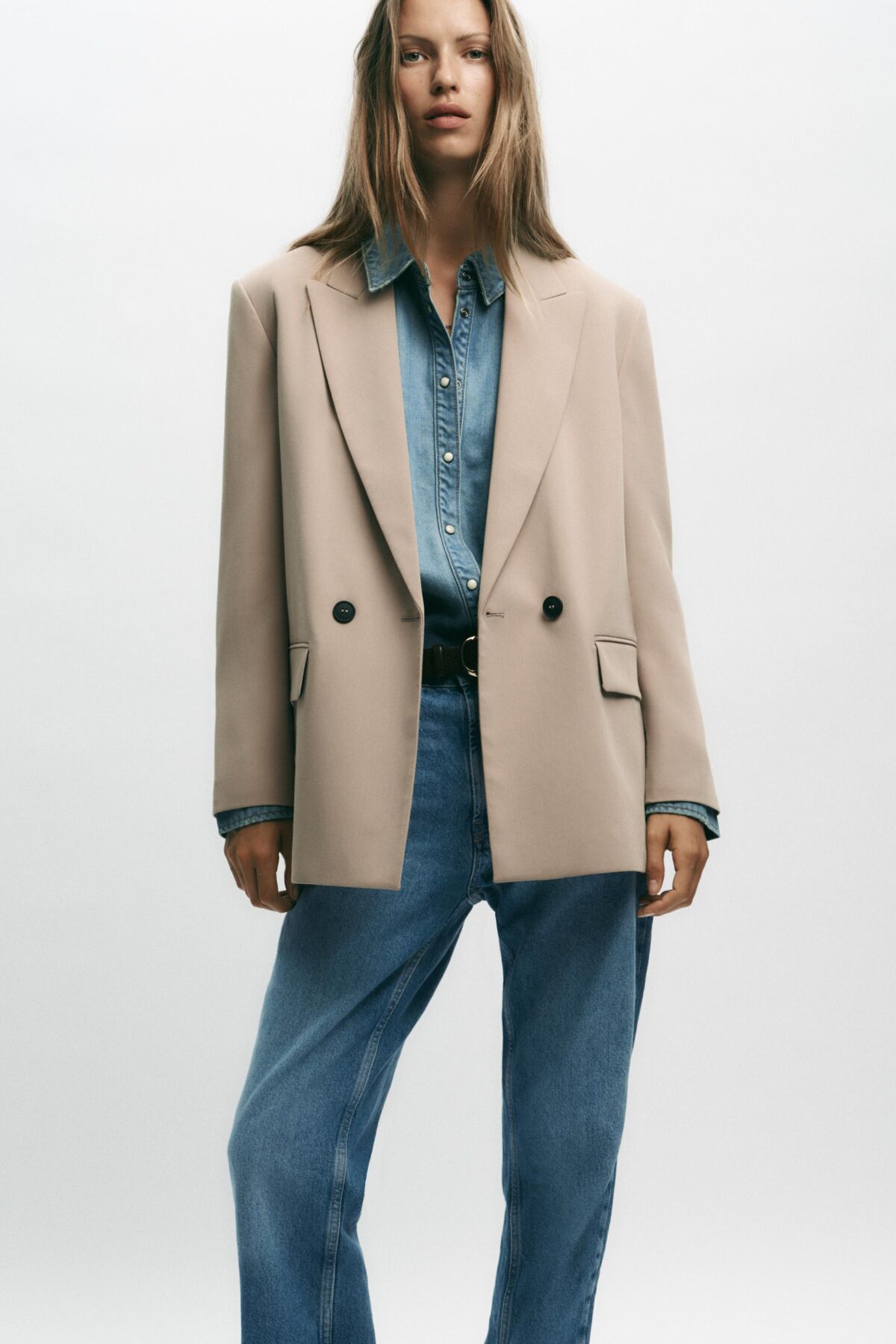 02753122711 a1 scaled کت زنانه oversized double-breasted blazer از زارا، با طراحی آزاد (oversized) و دکمه‌های دو ردیفه، به یک انتخاب مدرن و شیک برای استایل‌های رسمی و روزمره تبدیل شده است.