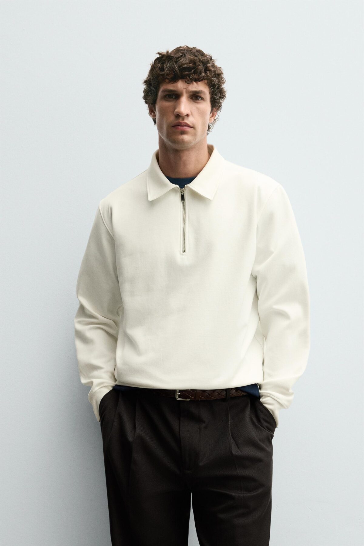 04092380251 a1 scaled پولوشرت مردانه interlock quarter-zip polo shirt زارا تلفیقی از استایل مدرن و راحتی بی‌نظیر است. این تیشرت با یقه‌دار زیپ‌دار و دوخت حرفه‌ای از پارچه اینترلاک، ظاهری شیک و در عین حال اسپرت دارد. ترکیب پارچه پنبه و پلی‌استر باعث نرمی، دوام و تهویه مناسب آن می‌شود.