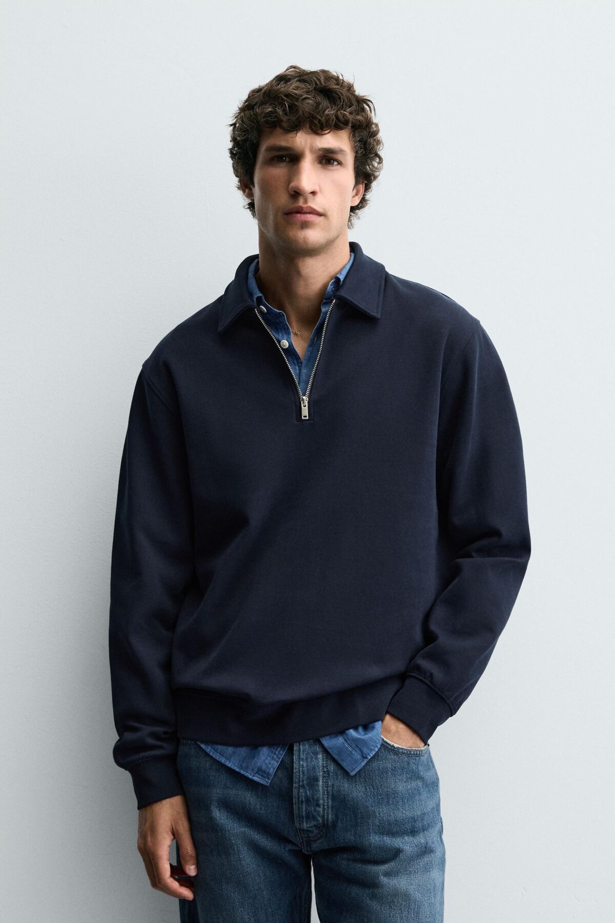 04092380401 a1 scaled پولوشرت مردانه interlock quarter-zip polo shirt زارا تلفیقی از استایل مدرن و راحتی بی‌نظیر است. این تیشرت با یقه‌دار زیپ‌دار و دوخت حرفه‌ای از پارچه اینترلاک، ظاهری شیک و در عین حال اسپرت دارد. ترکیب پارچه پنبه و پلی‌استر باعث نرمی، دوام و تهویه مناسب آن می‌شود.