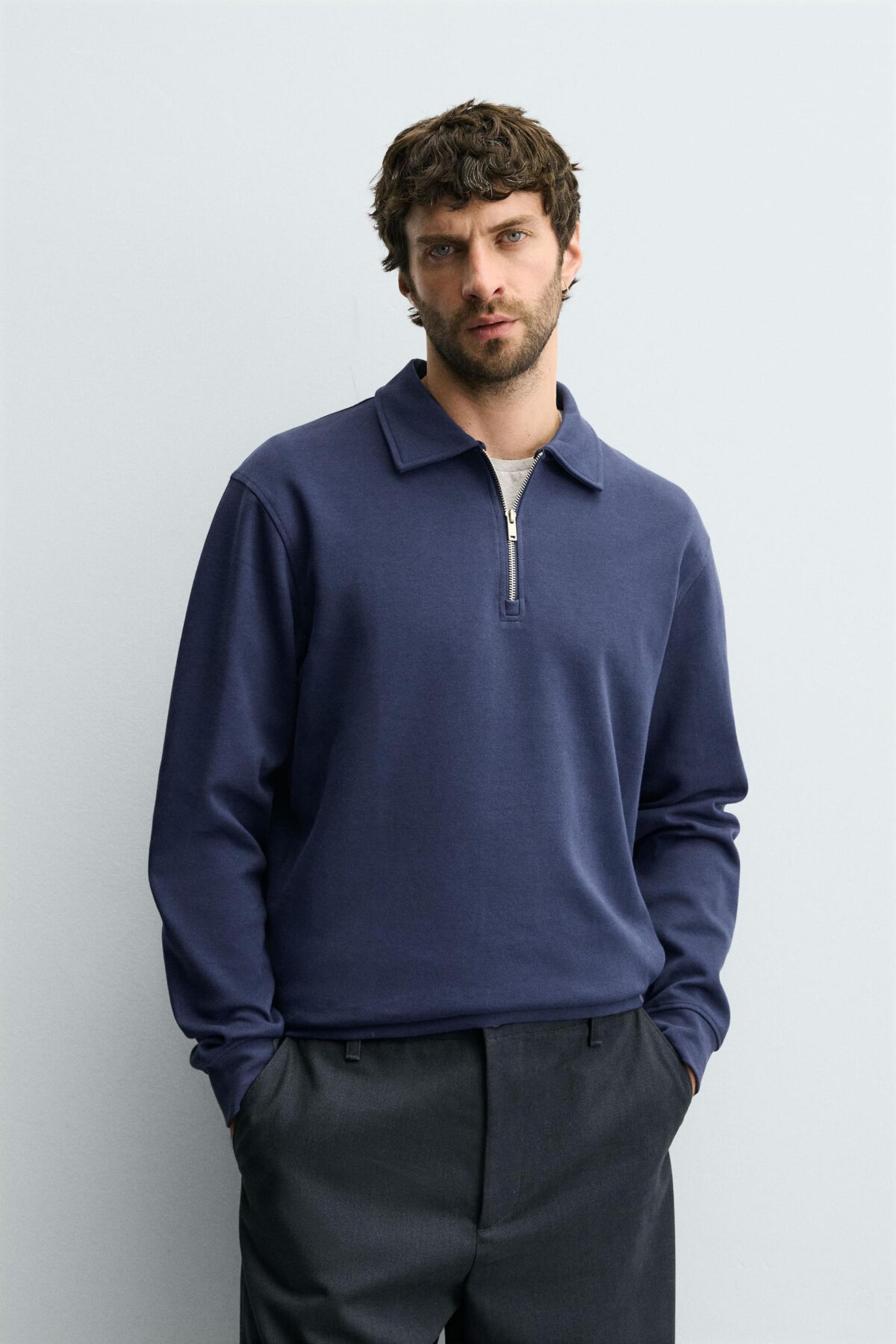 04092380420 a1 scaled پولوشرت مردانه interlock quarter-zip polo shirt زارا تلفیقی از استایل مدرن و راحتی بی‌نظیر است. این تیشرت با یقه‌دار زیپ‌دار و دوخت حرفه‌ای از پارچه اینترلاک، ظاهری شیک و در عین حال اسپرت دارد. ترکیب پارچه پنبه و پلی‌استر باعث نرمی، دوام و تهویه مناسب آن می‌شود.