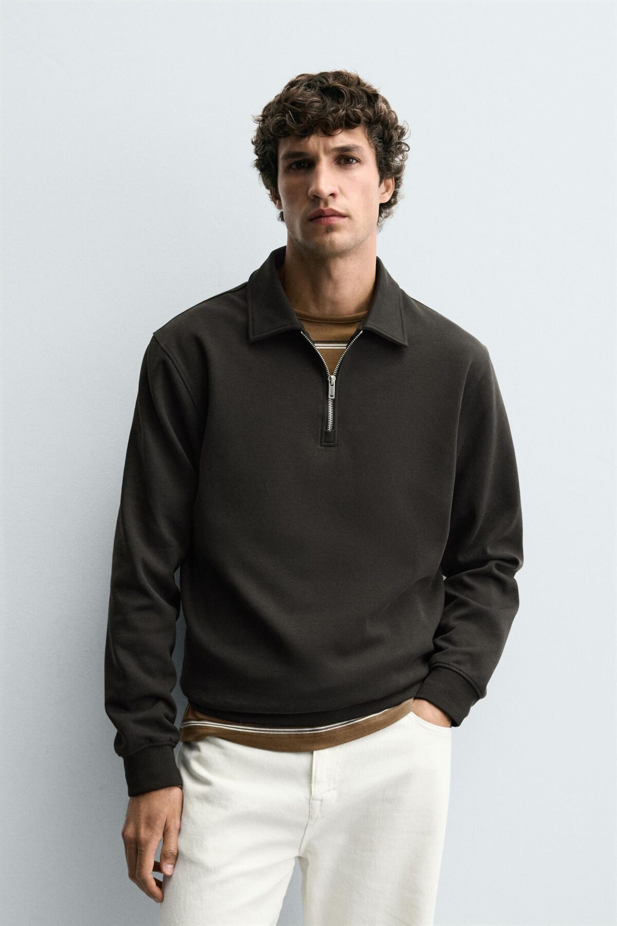 04092380737 a1 scaled پولوشرت مردانه interlock quarter-zip polo shirt زارا تلفیقی از استایل مدرن و راحتی بی‌نظیر است. این تیشرت با یقه‌دار زیپ‌دار و دوخت حرفه‌ای از پارچه اینترلاک، ظاهری شیک و در عین حال اسپرت دارد. ترکیب پارچه پنبه و پلی‌استر باعث نرمی، دوام و تهویه مناسب آن می‌شود.