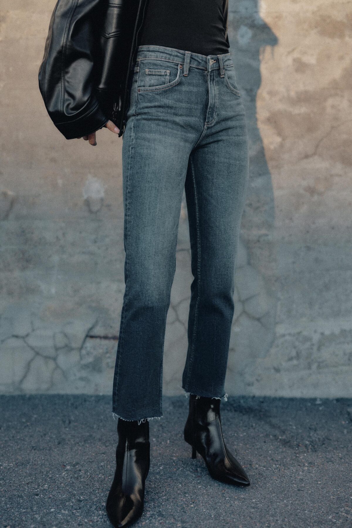 08197417401 a1 scaled شلوار جین زنانه trf high-waist cropped flare jeans از زارا با طراحی برش‌خورده، فاق بلند و پاچه گشاد مربعی، انتخابی بی‌نقص برای استایل‌های روزمره و جذاب است. این مدل دارای پنج جیب کلاسیک، زیپ جلو و دکمه فلزی است که حس کیفیت و استحکام را انتقال می‌دهد. ترکیب ۹۸٪ پنبه و ۲٪ الاستین باعث راحتی، انعطاف و فرم‌دهی عالی می‌شود. قد کوتاه‌تر (cropped) این شلوار، امکان ست شدن با انواع کفش‌ها مانند کفش پاشنه‌دار، بوت یا اسنیکر را فراهم می‌کند. رنگ‌بندی متنوع (قهوه‌ای، سرمه‌ای، اناری و آبی) امکان انتخاب هماهنگ با لباس‌های دیگر را آسان می‌سازد. این شلوار برای افرادی طراحی شده که دنبال بالانس بین راحتی، مد روز و کیفیت هستند. اگر به دنبال یک جین با فیت خاص و جلوه مدرن برای کمد خود هستید، این مدل گزینه‌ای عالی خواهد بود.