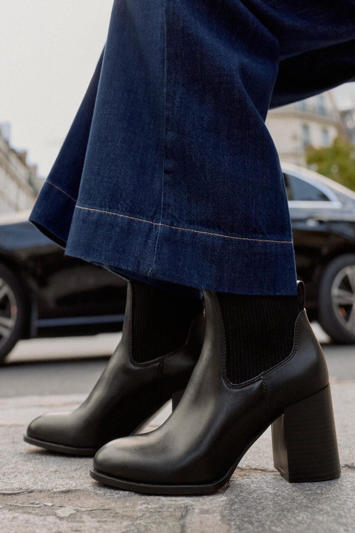 12108610800 p بوت مچی زنانه با پاشنه بلند fabric high-heel ankle boots زارا در رنگ مشکی، ترکیبی از استایل مدرن و راحتی روزمره است. پاشنه بلوک به ارتفاع حدود ۸ سانتی‌متر دارد که ارتفاع مناسب برای پوشیدن طولانی‌مدت است.